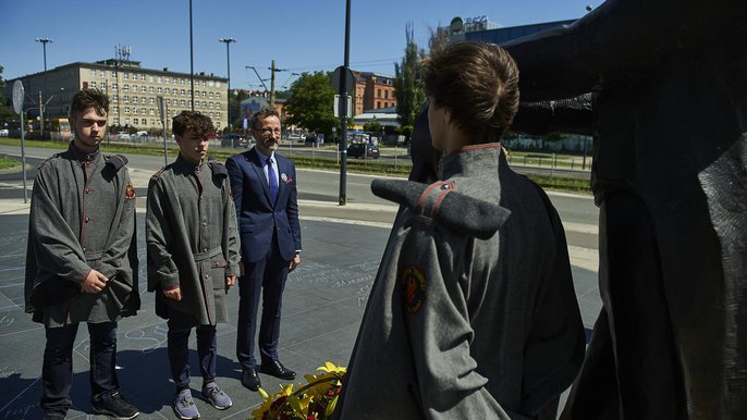 Kwiaty składa wiceprezydent Krzysztof Piątkowski w asyście młodziezy z formacji "Strażnicy Tradycji" z Centrum Kształcenia Zawodowego i Ustawicznego w Łodzi. 