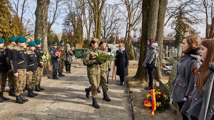 Delegacja z 32 Bazy Lotnictwa Taktycznego w Łasku: starszy szeregowy Monika Klimczak i szeregowy Mariola Czapińska - fot. Sebastian Glapiński / UMŁ