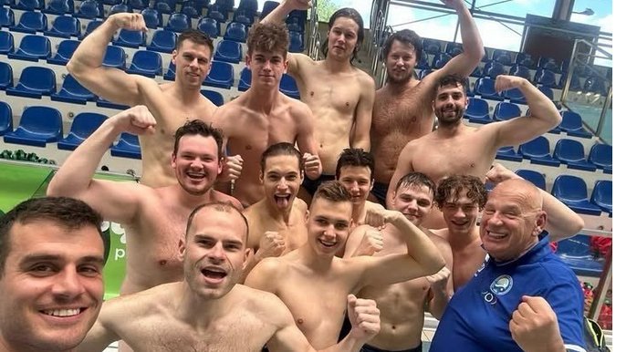 - Na zdjęciu zawodnicy i trenerze łódzkiego sportowego towarzystwa waterpolo cieszący się ze zwycięstwa