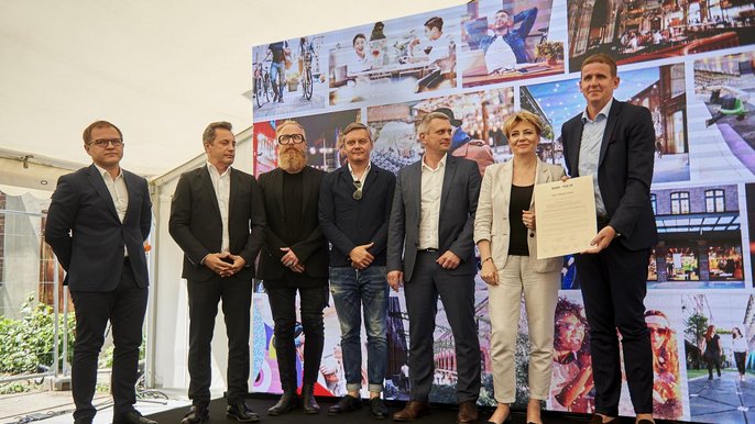 Na terenie dawnej fabryki Karola Scheiblera na Księżym Młynie powstaje inwestycja pn. Fuzja. W uroczystości wmurowania kamienia węgielnego, uczestniczyli m.in.: Hanna Zdanowska, prezydent Łodzi, Nicklas Lindberg, prezes Echo Investment Na terenie dawnej fabryki Karola Scheiblera na Księżym Młynie powstaje inwestycja pn. Fuzja. W uroczystości wmurowania kamienia węgielnego, uczestniczyli m.in.: Hanna Zdanowska, prezydent Łodzi, Nicklas Lindberg, prezes Echo Investment - fot. Radosław Jóźwiak / UMŁ