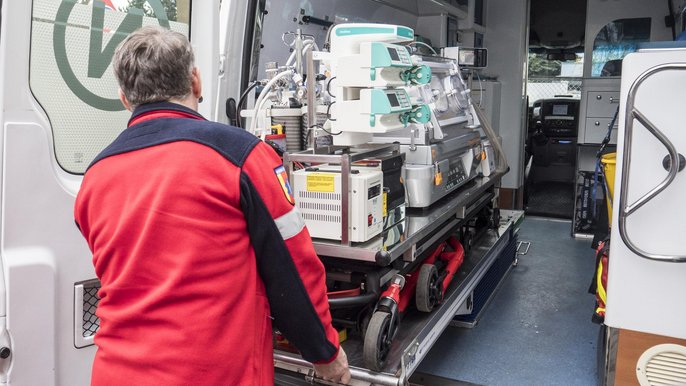 Dodatkowy zestaw inkubatorowy do transportu noworodków Dodatkowy zestaw inkubatorowy do transportu noworodków - fot. Stefan Brajter / UMŁ