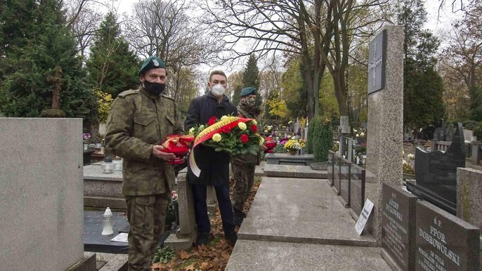 Kwiaty dla poległych. Kwatera ofiar walk na Starym Cmentarzu Kwiaty dla poległych. Kwatera ofiar walk na Starym Cmentarzu - foto Andrzej Janecki