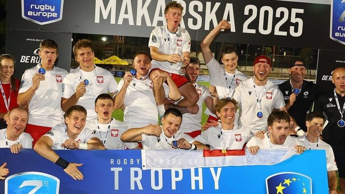  - reprezentacja polski pozująca do wspólnego zdjęcia po zwycięstwie w turnieju.