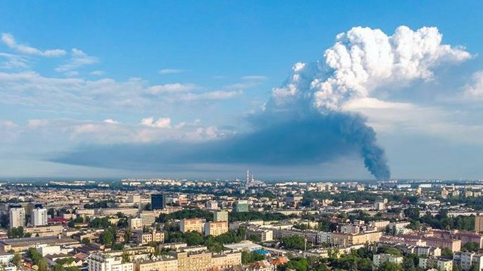 Z terenu Łodzi widoczny jest dym unoszący się nad Zgierzem Z terenu Łodzi widoczny jest dym unoszący się nad Zgierzem - fot. Stefan Brajter / UMŁ