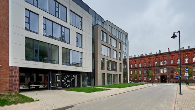 Wśród przeznaczonych do wynajmu lokali są dwa ponad 100-metrowe w zrewitalizownej kamienicy przy ul. Tuwima 46.  - fot. Radosław Jóźwiak / UMŁ