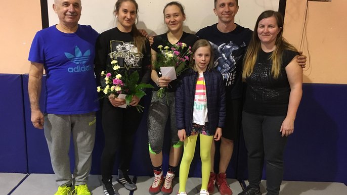 Medalistki MMP z trenerami. Od lewej: Jacek Górski, Magdalena Kaźmierczak, Paulina Wesół, Piotr Górski i Agata Żuromska. 