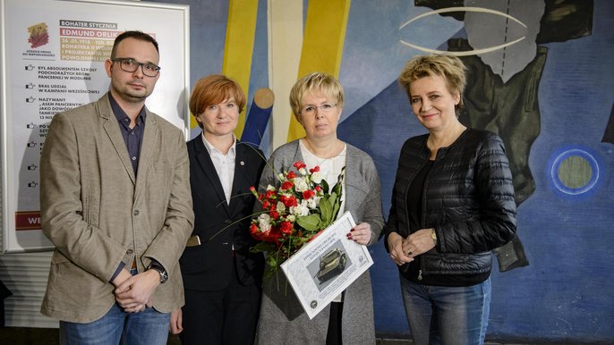 Prezydent Łodzi Hanna Zdanowska oraz Barbara Orlik - Racięcka, a takż prorektor ds. nauki prof. Elżbieta Żądzińska oraz Rafał Pakuła z Katedry Historii Sztuki Wydz. Filozoficzno-Historycznego UŁ. Prezydent Łodzi Hanna Zdanowska oraz Barbara Orlik - Racięcka, a takż prorektor ds. nauki prof. Elżbieta Żądzińska oraz Rafał Pakuła z Katedry Historii Sztuki Wydz. Filozoficzno-Historycznego UŁ. - fot. Radosław Jóźwiak / UMŁ