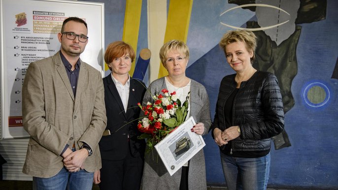 Prezydent Łodzi Hanna Zdanowska oraz Barbara Orlik - Racięcka, a takż prorektor ds. nauki prof. Elżbieta Żądzińska oraz Rafał Pakuła z Katedry Historii Sztuki Wydz. Filozoficzno-Historycznego UŁ. - fot. Radosław Jóźwiak / UMŁ