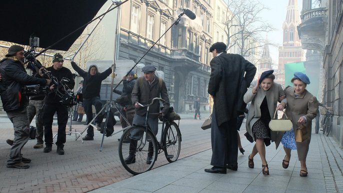 Ulica Roosevelta - plan filmowy „Ludzie i bogowie” Ulica Roosevelta - plan filmowy „Ludzie i bogowie” - fot. Łódź Film Commission / https://www.facebook.com/LODZFILMCOMMISSION/