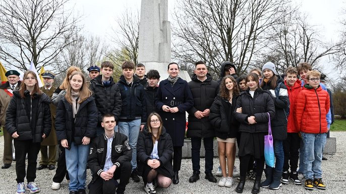  - Wiceprezydent Łodzi Małgorzata Moskwa - Wodnicka i przewodniczący Rady Miejskiej w Łodzi Marcin Gołaszewski z uczniami. 