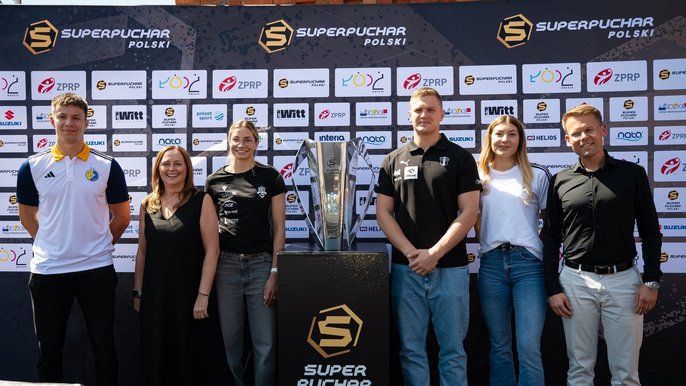  - na zdjęciu zawodnicy i zawodniczki superpucharu oraz Wiceprezydent oraz Pani Marszałek pozują przy trofeum