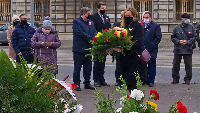 Kwiaty przy Grobie Nieznanego Żołnierza składa wiceprezydent Joanna Skrzydlewska Kwiaty przy Grobie Nieznanego Żołnierza składa wiceprezydent Joanna Skrzydlewska - foto Andrzej Janecki