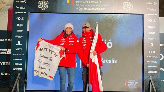  - Zuzanna Witych pozująca na ściance wraz z trenerem