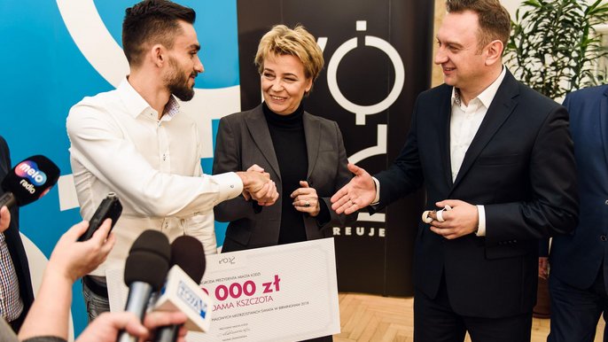 Adam Kszczot za mistrzostwo świata odebrał z rąk prezydent Łodzi Hanny Zdanowskiej symboliczny czek - fot. Radosław Żydowicz / UMŁ