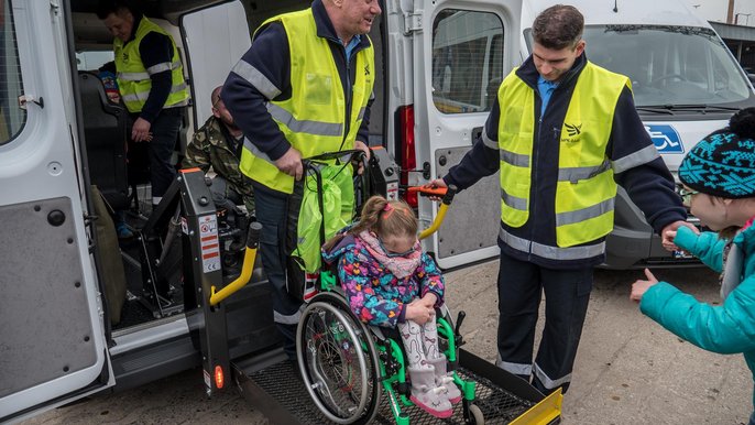 Dzięki nowym pojazdom osoby niepełnosprawne mogą podróżować bezpiecznie i komfortowo - fot. Stefan Brajter / UMŁ