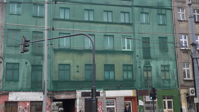 Zabezpieczenie siatką fasady kamienicy przy Limanowskiego 22 Zabezpieczenie siatką fasady kamienicy przy Limanowskiego 22 - fot. Archiwum UMŁ