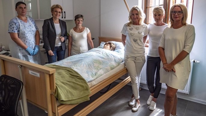Bezrobotne kobiety z rewitalizowanych obszarów Łodzi zmieniają swoje życie. Uczą się opieki nad osobami starszymi i chorymi. Zostaną opiekunkami medycznymi, a po kursie mają zagwarantowaną pracę. Bezrobotne kobiety z rewitalizowanych obszarów Łodzi zmieniają swoje życie. Uczą się opieki nad osobami starszymi i chorymi. Zostaną opiekunkami medycznymi, a po kursie mają zagwarantowaną pracę. - fot. Stefan Brajter
