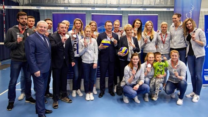 Hanna Zdanowska, Tomasz Trela i zawodniczki Grot Budowlanych Łódź - fot. Sebastian Glapiński / UMŁ