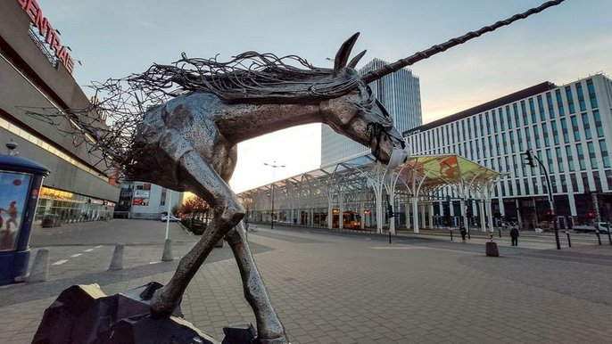 Zbliżenie na pomnik jednorożca stojącego w pobliżu Centralu. Zbliżenie na pomnik jednorożca stojącego w pobliżu Centralu. - Zbliżenie na pomnik jednorożca stojącego w pobliżu Centralu.
