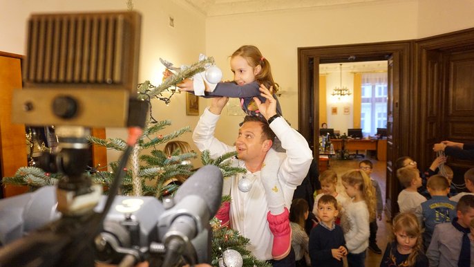 Ubieranie choinki to nie jest łatwe zadanie, dlatego wiceprezydent poprosił o pomoc 6-letnich specjalistów Ubieranie choinki to nie jest łatwe zadanie, dlatego wiceprezydent poprosił o pomoc 6-letnich specjalistów - fot. Monika Pawlak / UMŁ