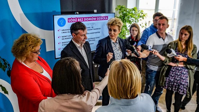 Piotr Rydzewski, dyrektor MOPS oraz Prezydent Łodzi Hanna Zdanowska opowiadali o zmianach dot. rodzicielstwa zastępczego w Łodzi. - fot. G. Sikora