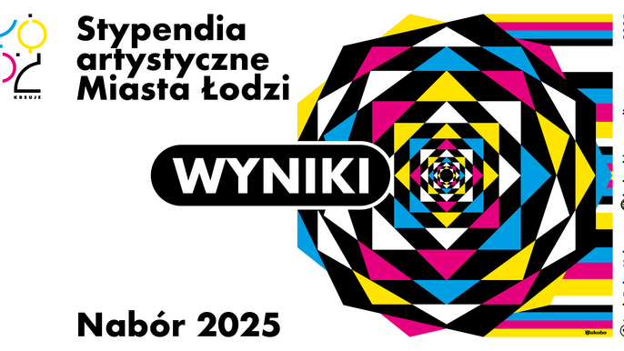 - Grafika artystyczna promująca informująca o wynikach konkursu. W centralnym polu, na białym tle wielobarwny wielokąt, składający się z coraz większych figur geometrycznych, ułożonych centralnie względem siebie: kwadraty i wielokąty foremne. Na prawo od wielokąta prostopadłe, wielobarwne pasy w kolorach, tworzącyh wieokąt.
