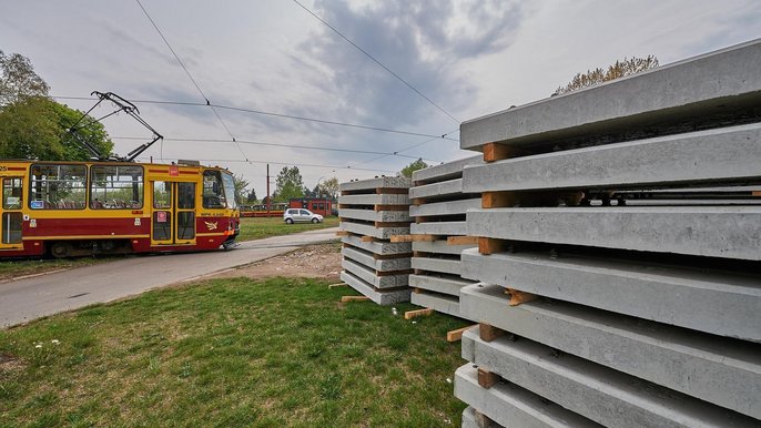 Na nowe torowisko na trasie pomiędzy Pomorską a Telefoniczną wykorzystane zostanie ponad 3 tys. metrów pojedynczej szyny, wykonane zostanie 14 rozjazdów wyposażonych w automatyczne podgrzewane zwrotnice i 3 krzyżownice – miejsca przecięcia się Na nowe torowisko na trasie pomiędzy Pomorską a Telefoniczną wykorzystane zostanie ponad 3 tys. metrów pojedynczej szyny, wykonane zostanie 14 rozjazdów wyposażonych w automatyczne podgrzewane zwrotnice i 3 krzyżownice – miejsca przecięcia się