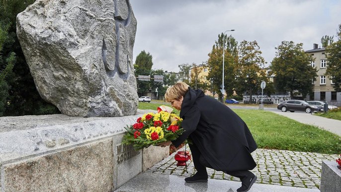 Prezydent Hanna Zdanowska przy Pomniku Powstania Warszawskiego w Łodzi Prezydent Hanna Zdanowska przy Pomniku Powstania Warszawskiego w Łodzi - fot. Radosław Jóźwiak / UMŁ